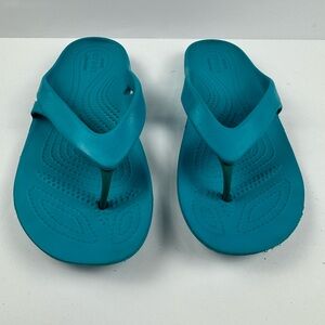 CROCS Women’s Kadee ll flip flops in teal blue size 7